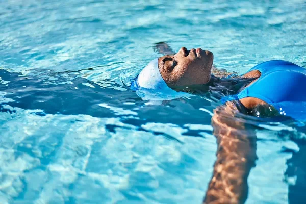 5 Tips Merawat Rambut saat Berenang 5 Tips Merawat Rambut saat Berenang