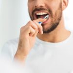 7 Tips Sikat Gigi Sekaligus Bersihkan Lidah