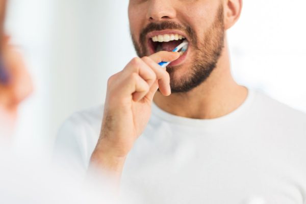 7 Tips Sikat Gigi Sekaligus Bersihkan Lidah