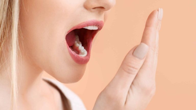 5 Trik Mengurangi Bau Mulut dan Menjaga Nafas Segar