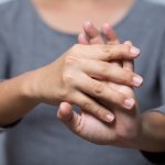 7 Gerakan Peregangan Jari agar Tidak Kaku