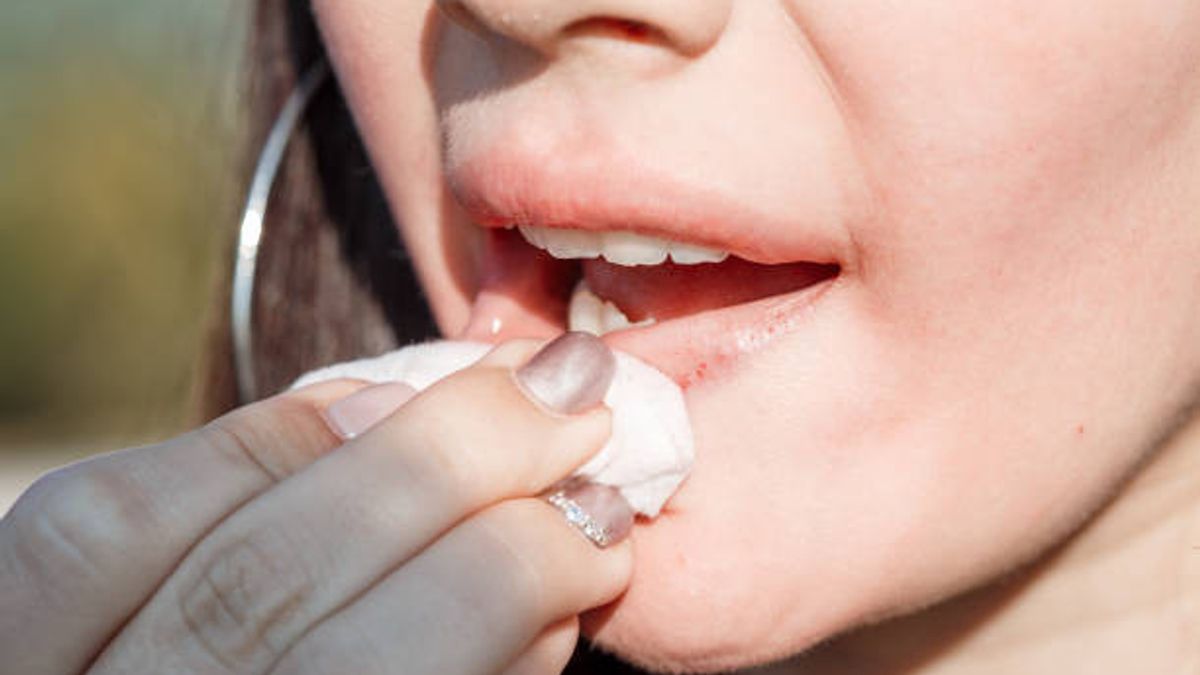 5 Cara Mencegah Bibir Kering Saat Puasa